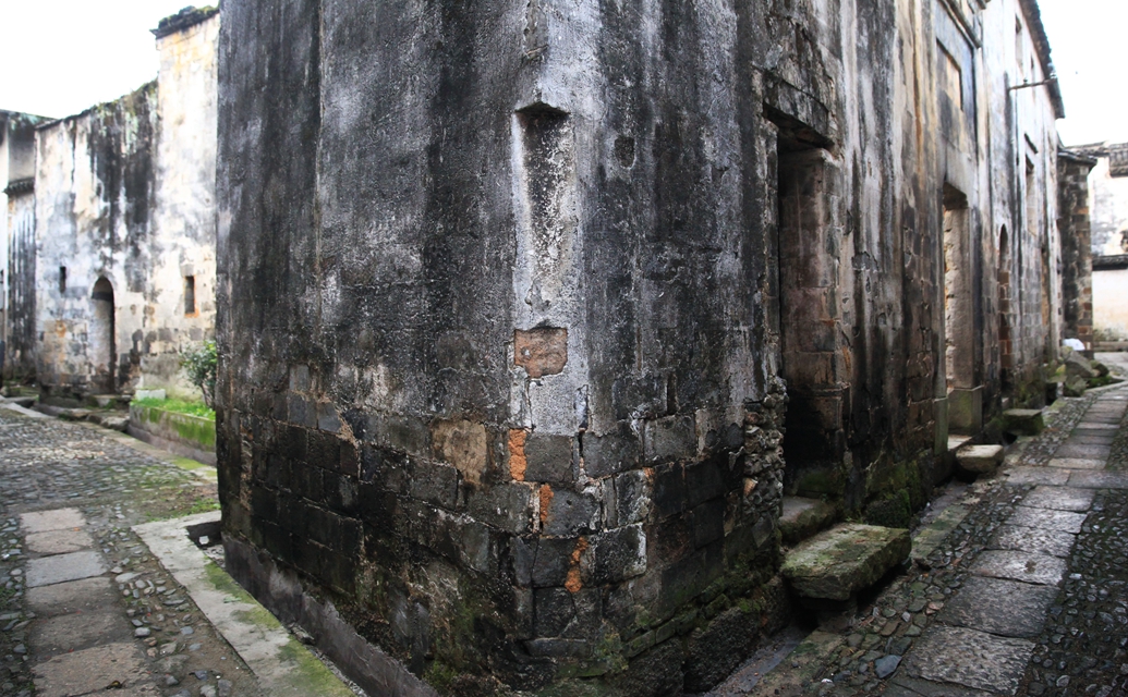 古巷与石板路纵横交错，古称“七十二条巷、三十六眼井”