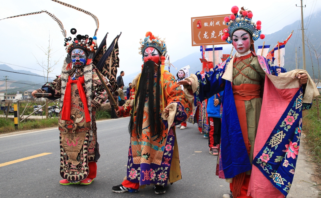 “徽剧童子班”演绎“犭回”